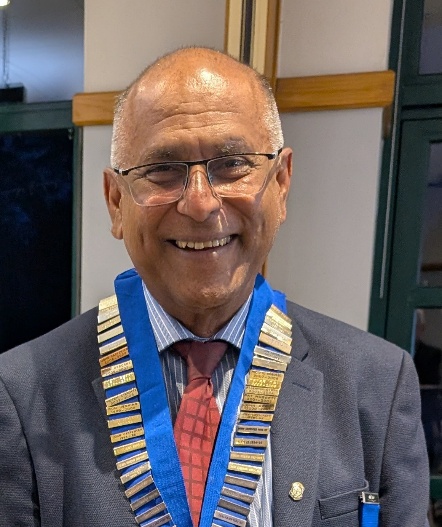 Chairman Sashi Mylvaganam wearing his chain of office